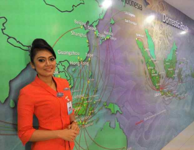 Foto Gaya Pramugari Cantik Salat di Pesawat