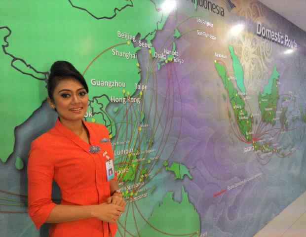 Foto Gaya Pramugari Cantik Salat di Pesawat