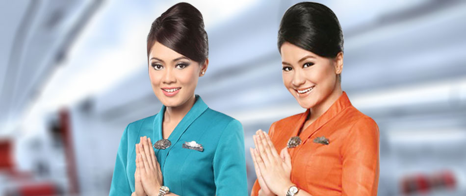 Foto Gaya Pramugari Cantik Salat di Pesawat