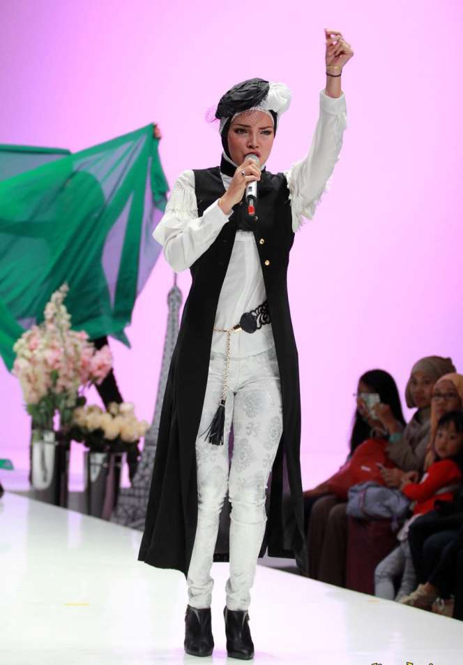 Aksi Panggung Enerjik Dewi Sandra dalam Balutan Hijab