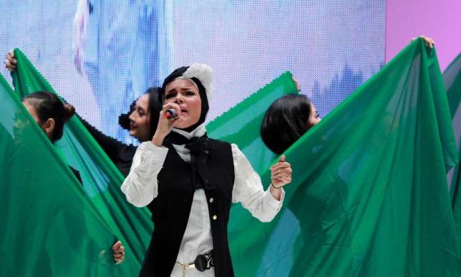 Aksi Panggung Enerjik Dewi Sandra dalam Balutan Hijab