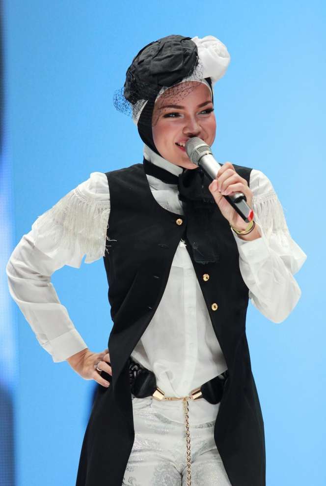 Aksi Panggung Enerjik Dewi Sandra dalam Balutan Hijab