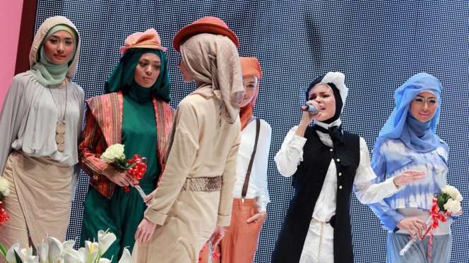 Aksi Panggung Enerjik Dewi Sandra dalam Balutan Hijab