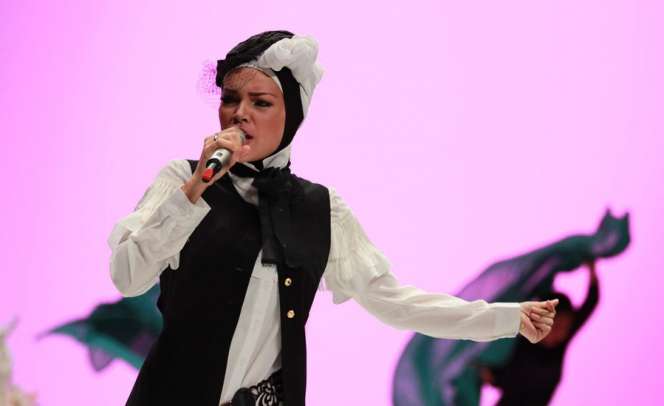 Aksi Panggung Enerjik Dewi Sandra dalam Balutan Hijab