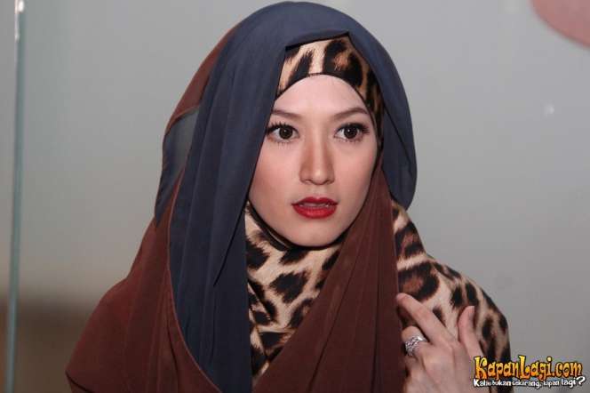 Foto Keanggunan Lyra Virna Berbalut Hijab 