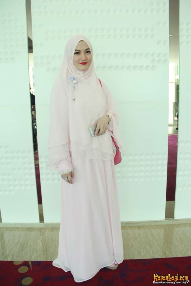 Foto Keanggunan Lyra Virna Berbalut Hijab 