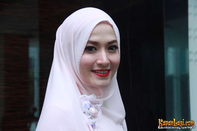 Foto Keanggunan Lyra Virna Berbalut Hijab 