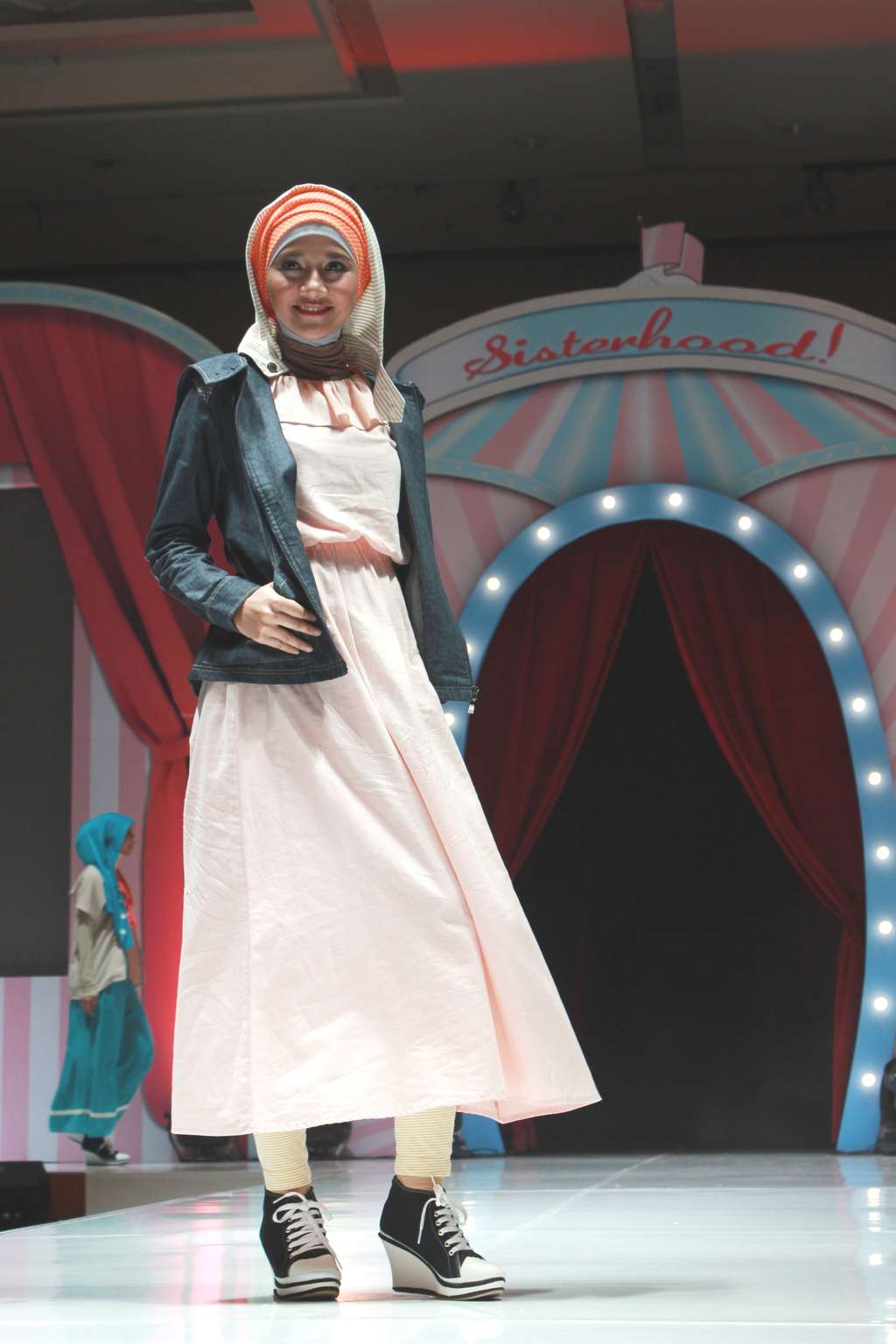 Aksi Hijabers Fashion Show di Sisterhood 2014