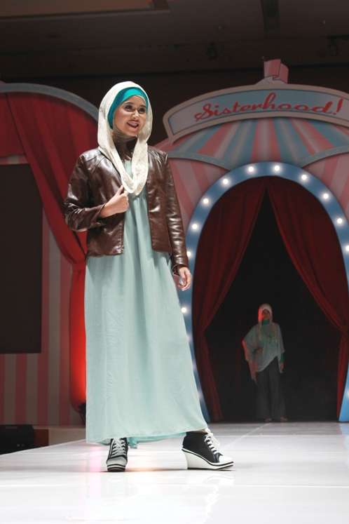 Aksi Hijabers Fashion Show di Sisterhood 2014
