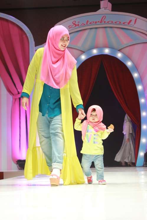 Aksi Hijabers Fashion Show di Sisterhood 2014