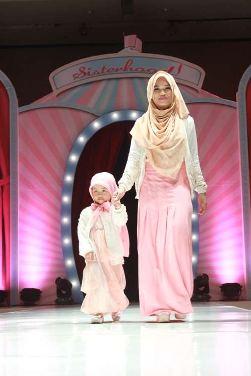 Aksi Hijabers Fashion Show di Sisterhood 2014