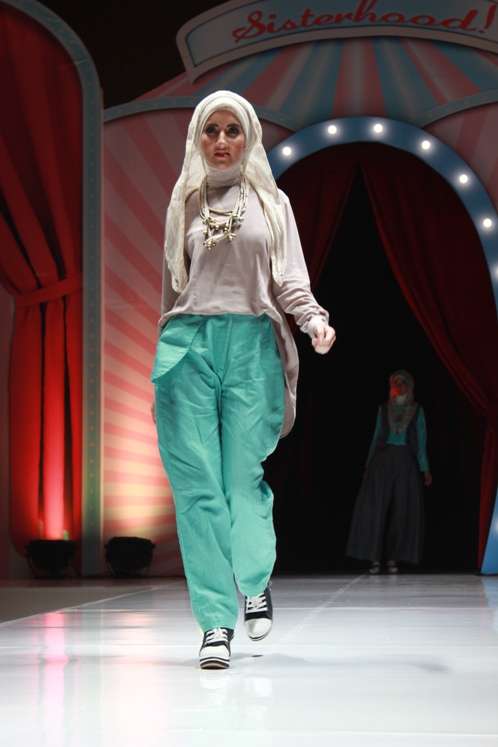 Aksi Hijabers Fashion Show di Sisterhood 2014