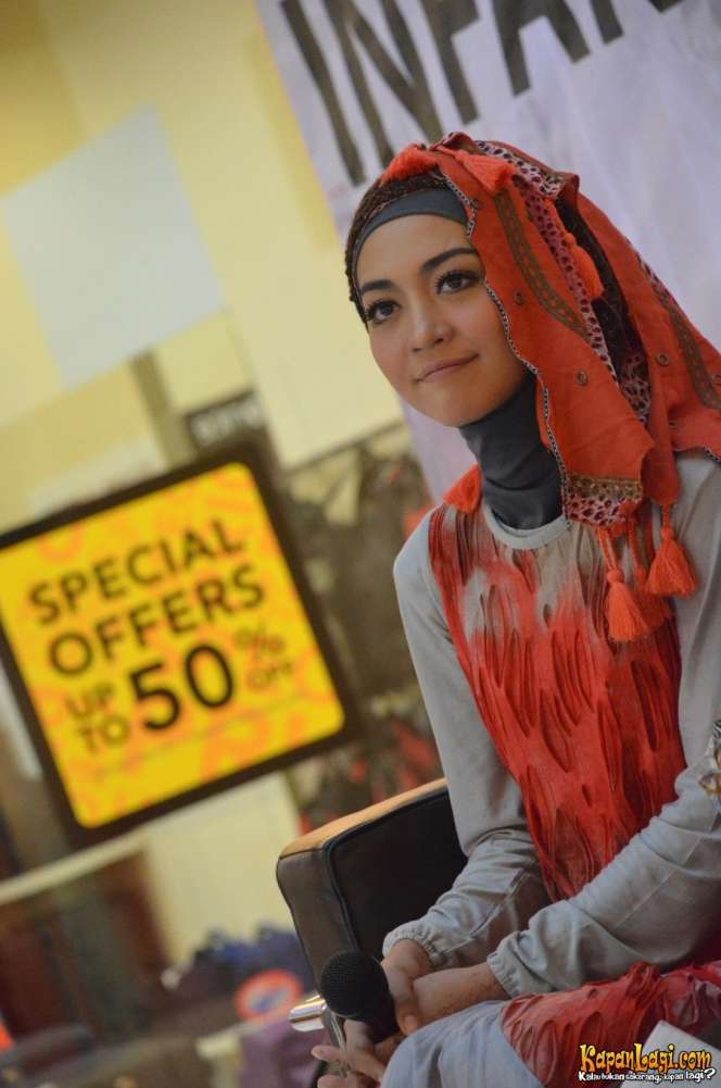 Gaya Berhijab Unik Nuri Maulida