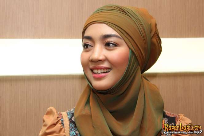 Gaya Berhijab Unik Nuri Maulida