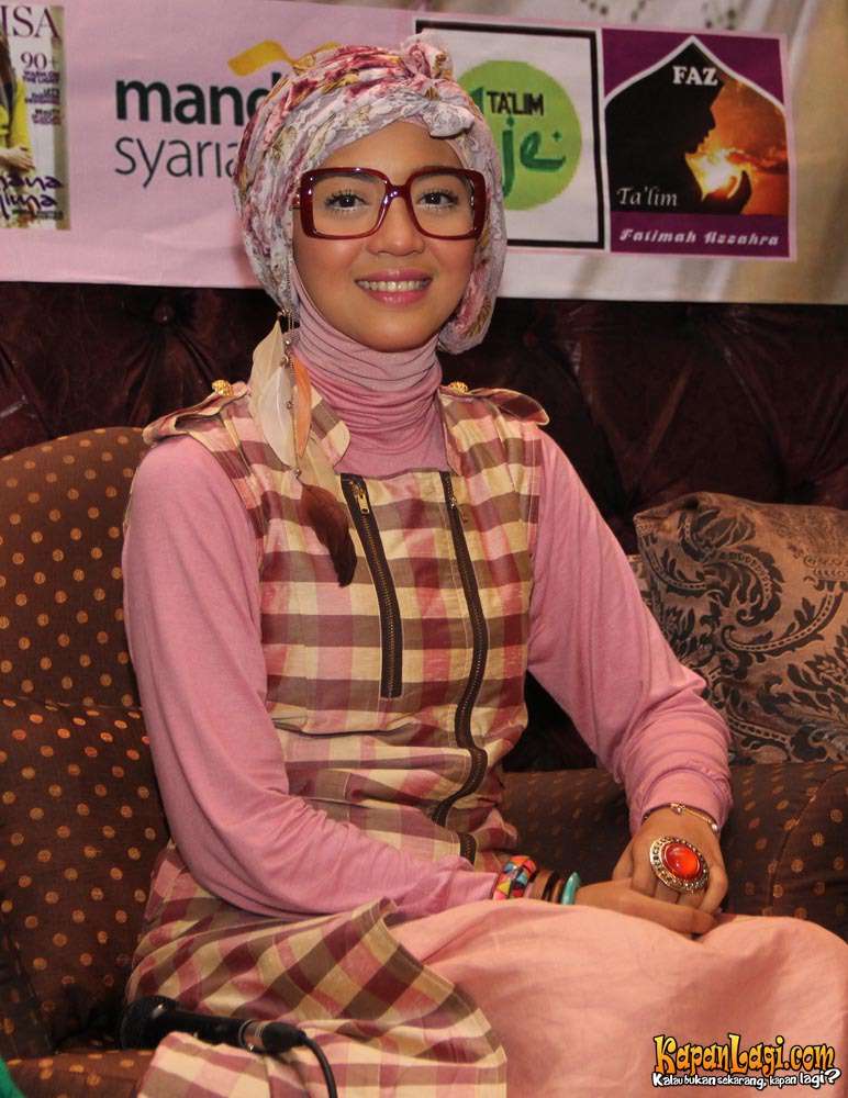 Gaya Berhijab Unik Nuri Maulida