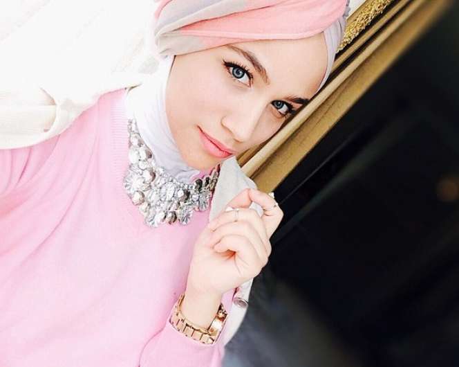 Gaya Hijab Fotografer Cantik Asal Swiss