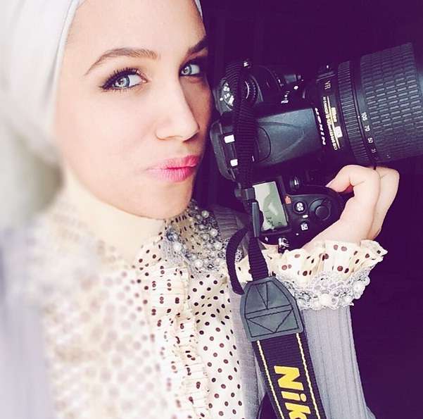 Gaya Hijab Fotografer Cantik Asal Swiss