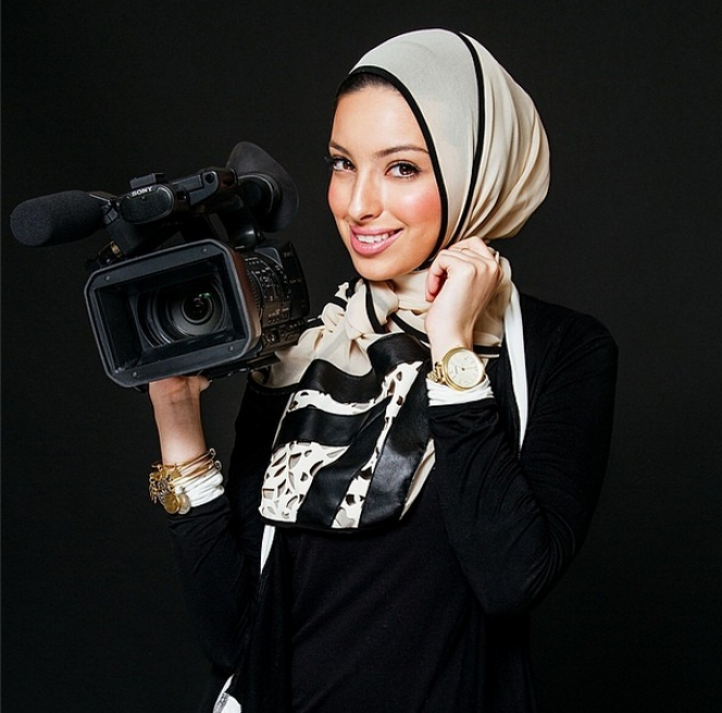 Foto Presenter Hijab cantik Beraksi di Lapangan