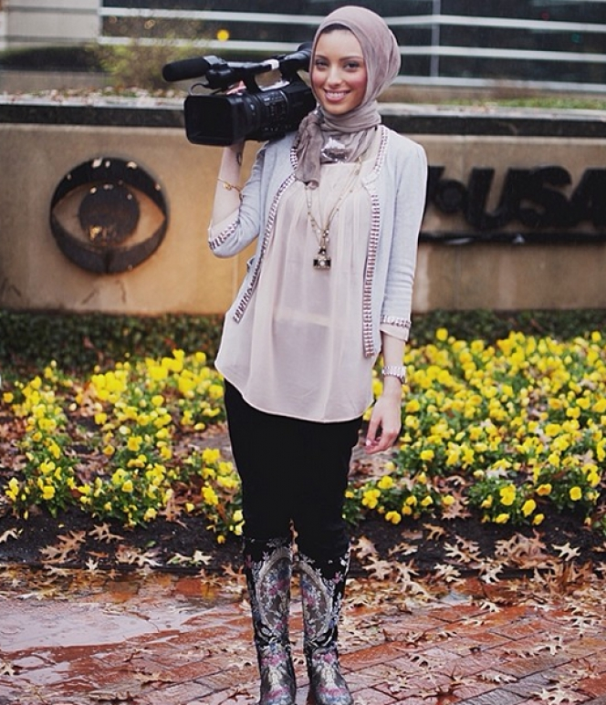 Foto Presenter Hijab cantik Beraksi di Lapangan