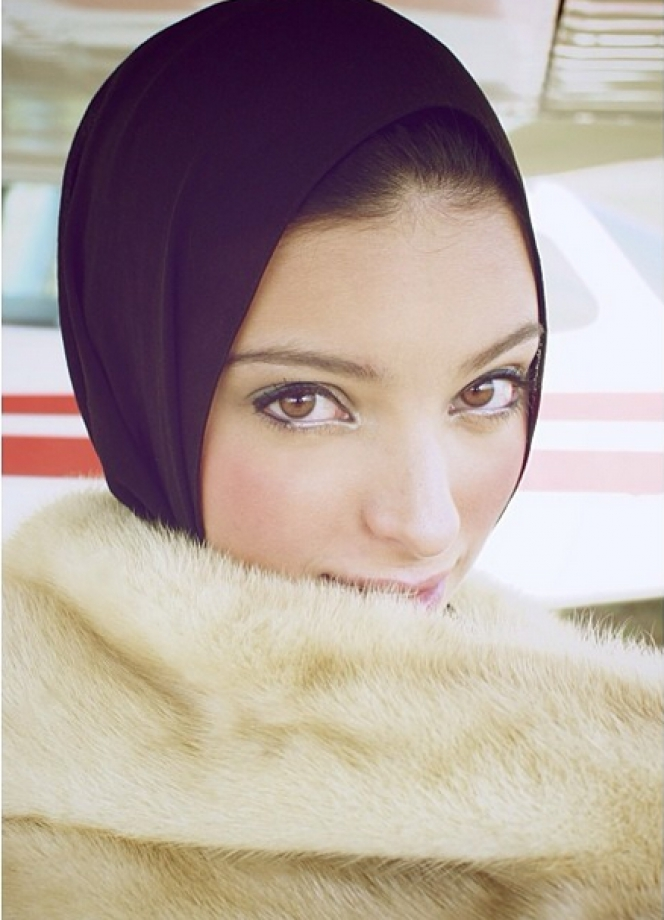 Foto Presenter Hijab cantik Beraksi di Lapangan