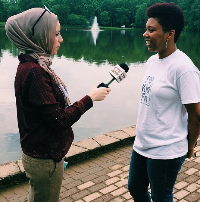 Foto Presenter Hijab cantik Beraksi di Lapangan