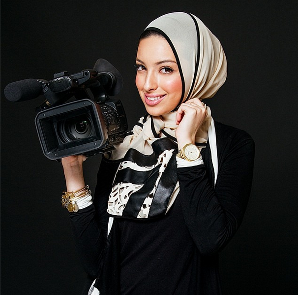 Foto Presenter Hijab cantik Beraksi di Lapangan