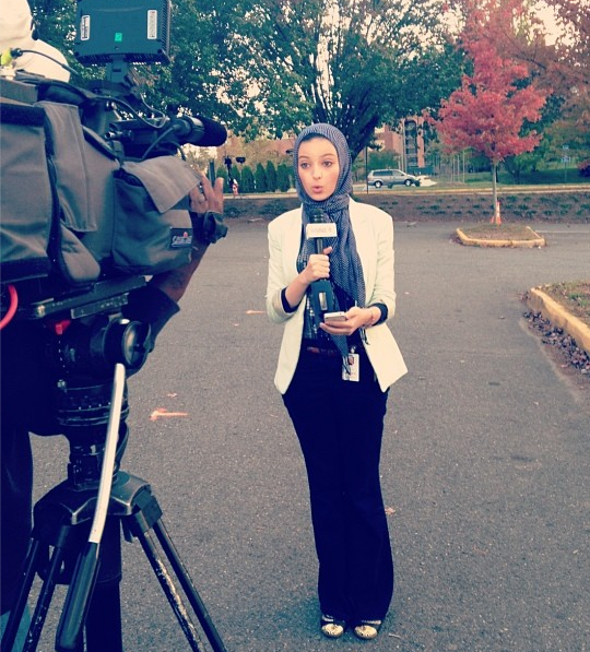 Foto Presenter Hijab cantik Beraksi di Lapangan