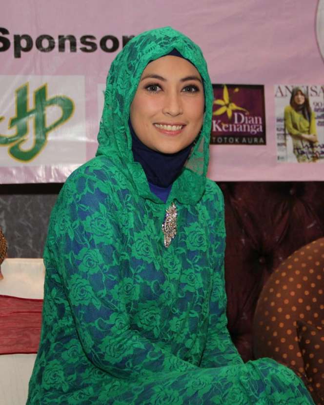 Keanggunan Hijab Annisa Trihapsari