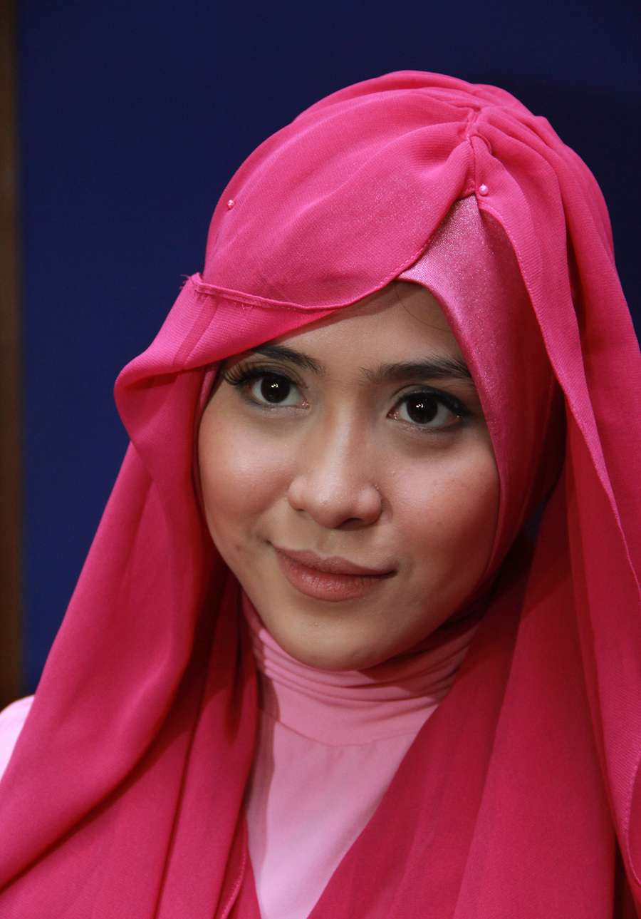 Hijab Elegan ala April Jasmine `Solmed`