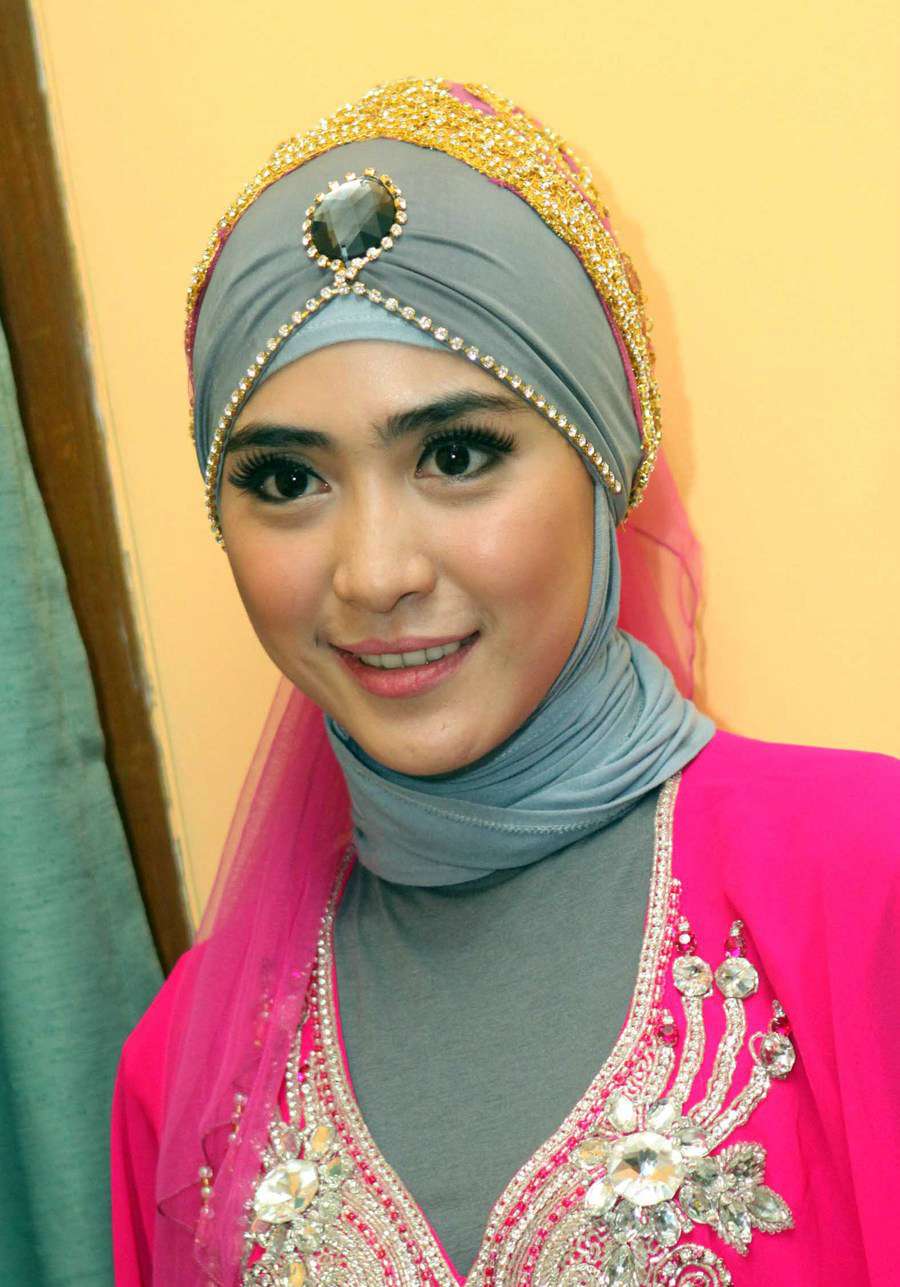 Hijab Elegan ala April Jasmine `Solmed`