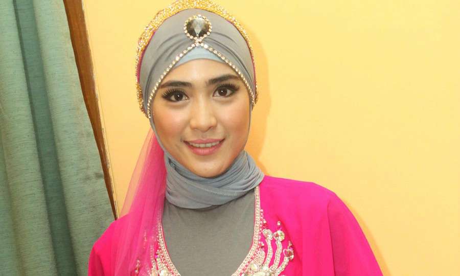 Hijab Elegan ala April Jasmine `Solmed`