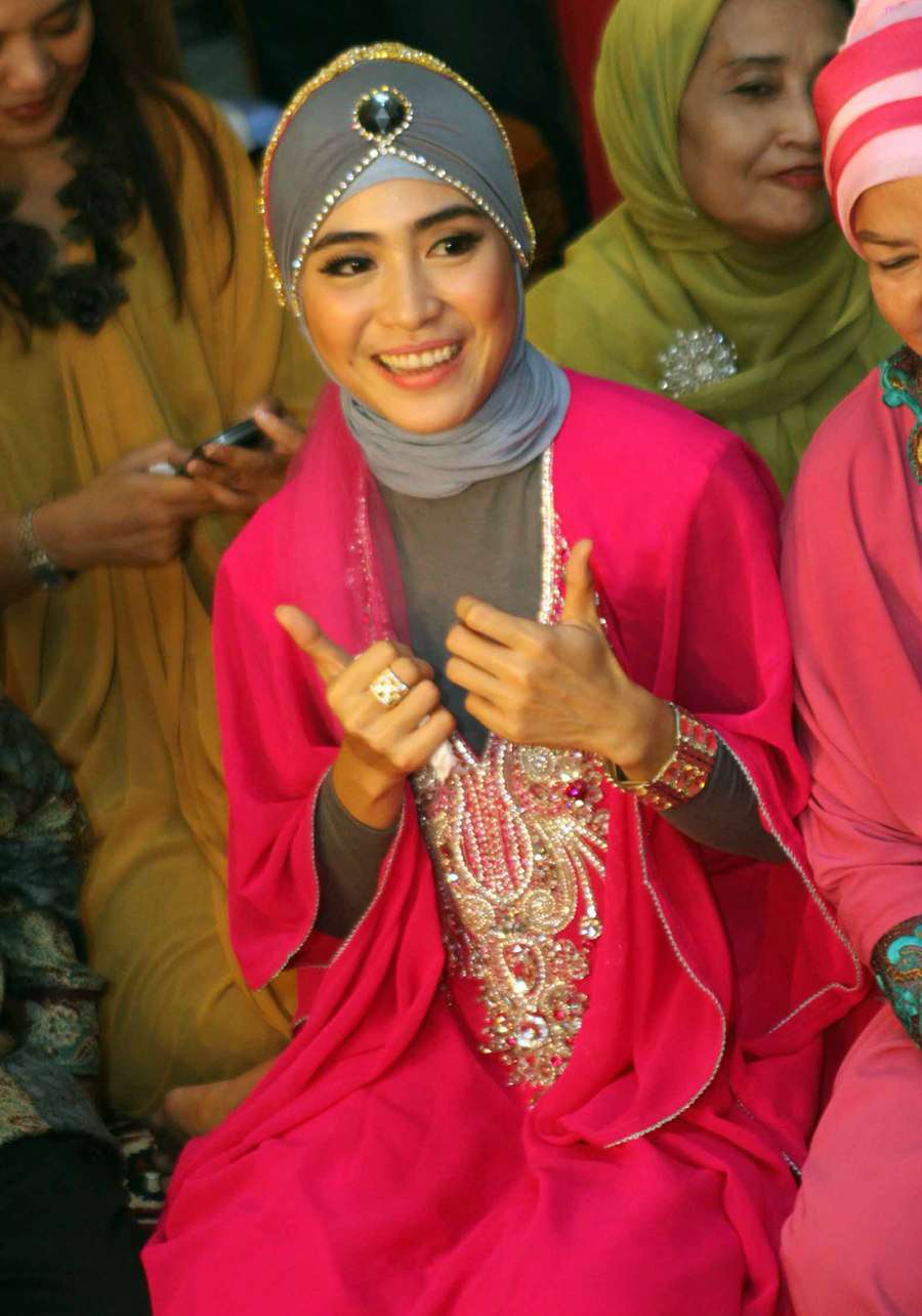 Hijab Elegan ala April Jasmine `Solmed`