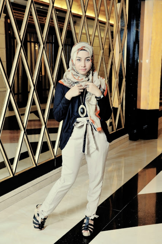 Inspirasi `Hijab-Rok` Dewi Neelam