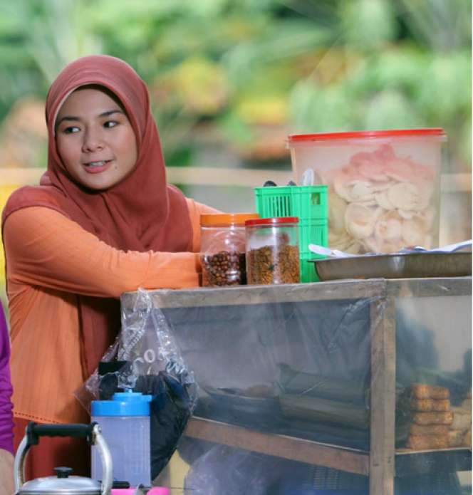 Saat Si Cantik Eriska Rein Berhijab