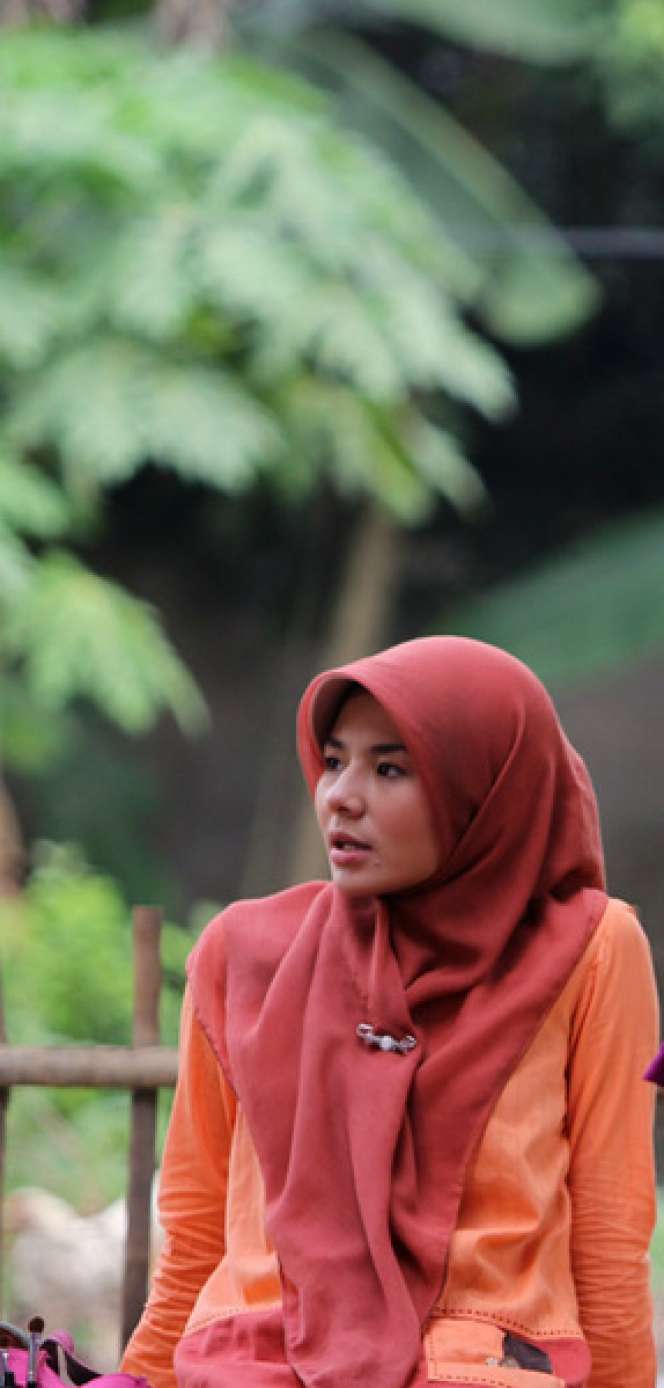 Saat Si Cantik Eriska Rein Berhijab