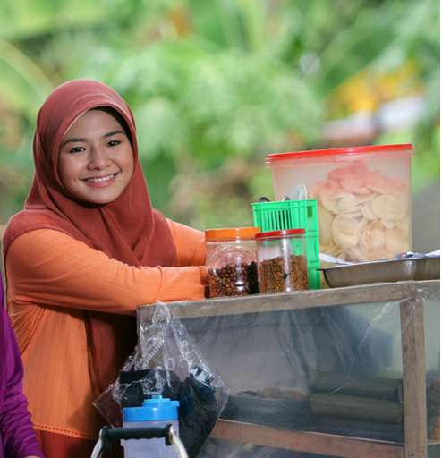 Saat Si Cantik Eriska Rein Berhijab