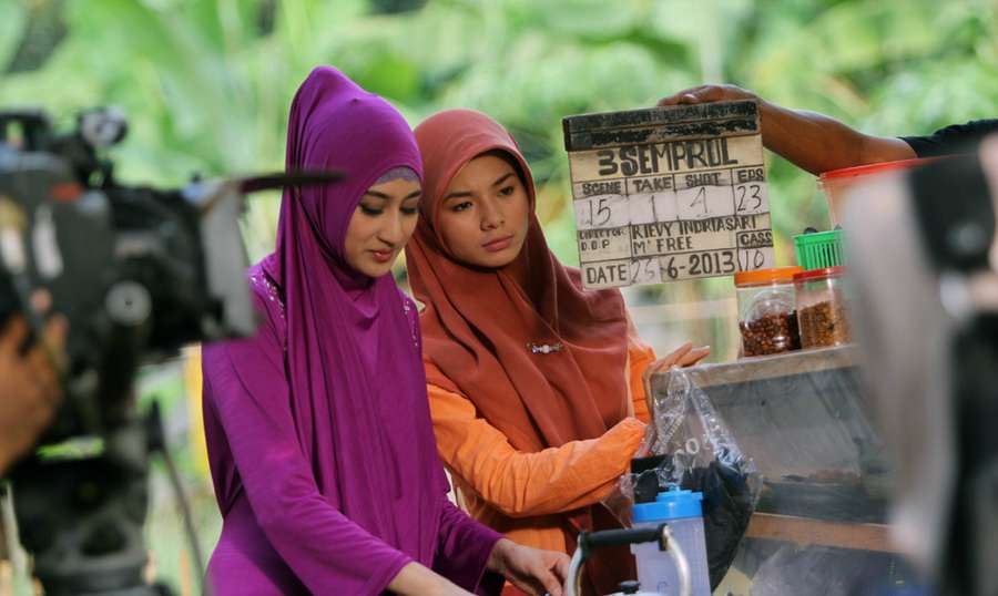 Saat Si Cantik Eriska Rein Berhijab