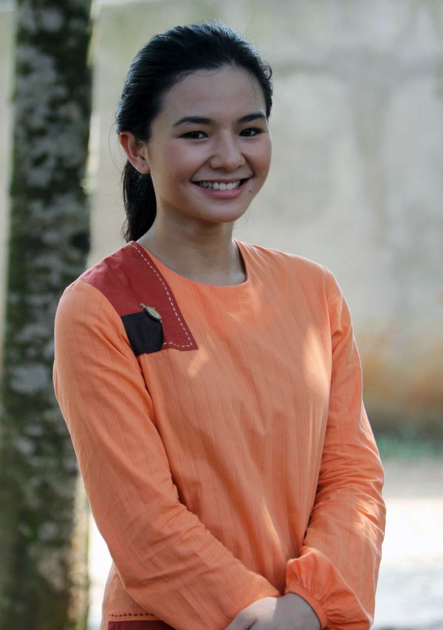 Saat Si Cantik Eriska Rein Berhijab