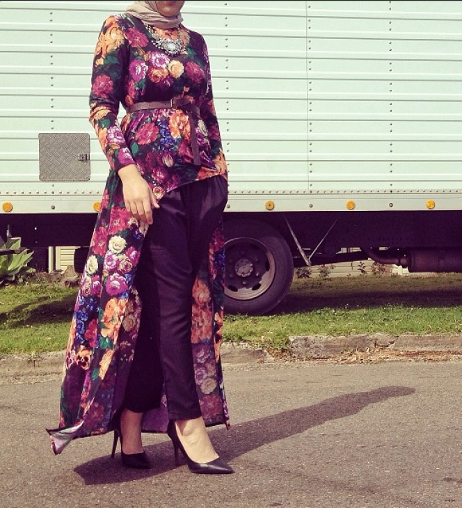 Gaya Hijab Vintage Bermotif Bunga