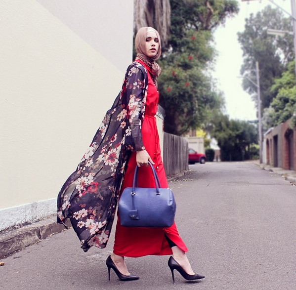 Gaya Hijab Vintage Bermotif Bunga