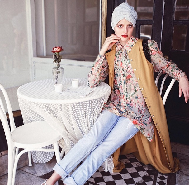 Gaya Hijab Vintage Bermotif Bunga