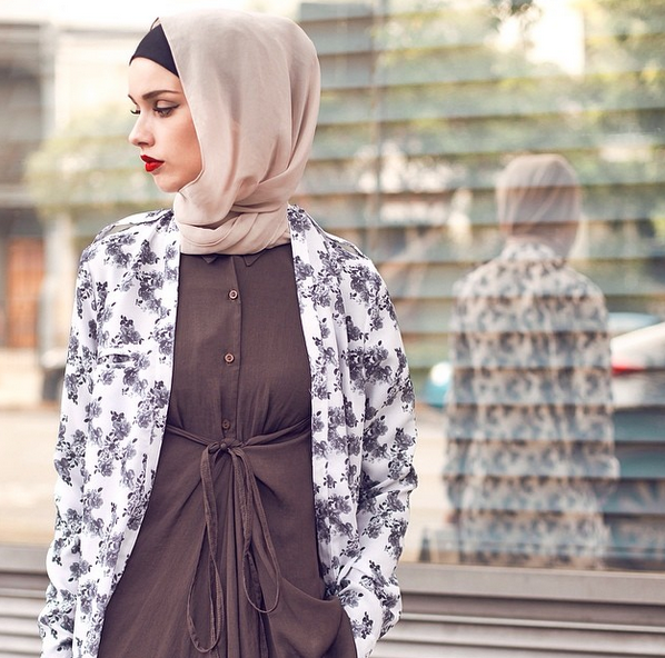 Gaya Hijab Vintage Bermotif Bunga