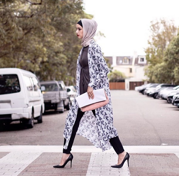 Gaya Hijab Vintage Bermotif Bunga