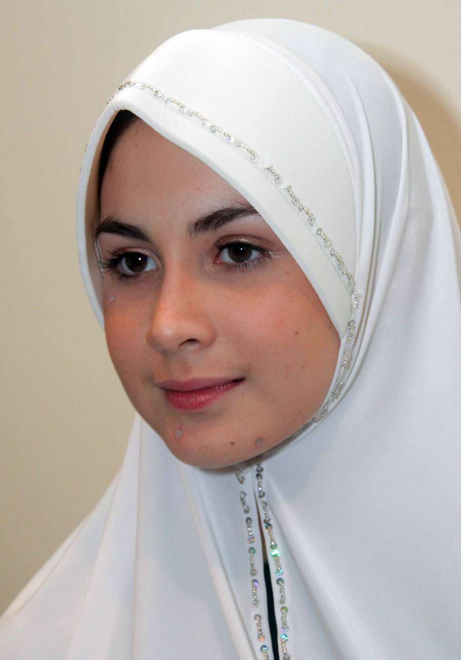 Arumi Bachsin Makin Cantik Saat Berhijab