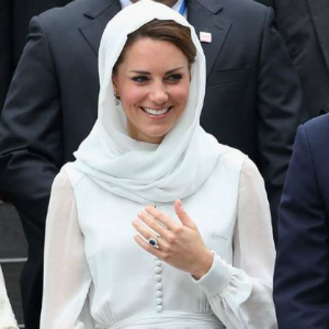 Pesona Dua Putri Inggris dalam Balutan Kerudung