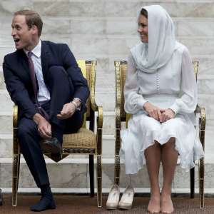 Pesona Dua Putri Inggris dalam Balutan Kerudung