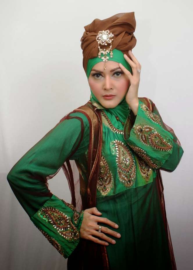 Tengok Gaya Busana Penyanyi Religi Cantik Ini