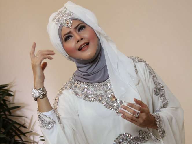 Tengok Gaya Busana Penyanyi Religi Cantik Ini