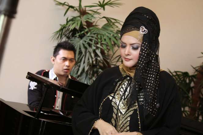 Tengok Gaya Busana Penyanyi Religi Cantik Ini