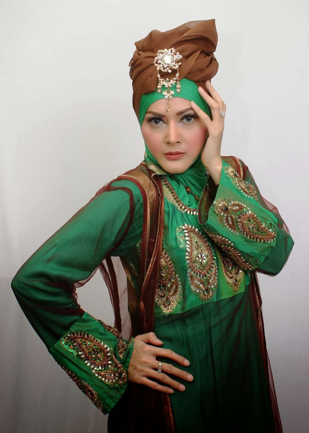 Tengok Gaya Busana Penyanyi Religi Cantik Ini